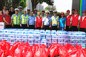 汇源集团夏日送清凉活动慰问一线交警.jpg